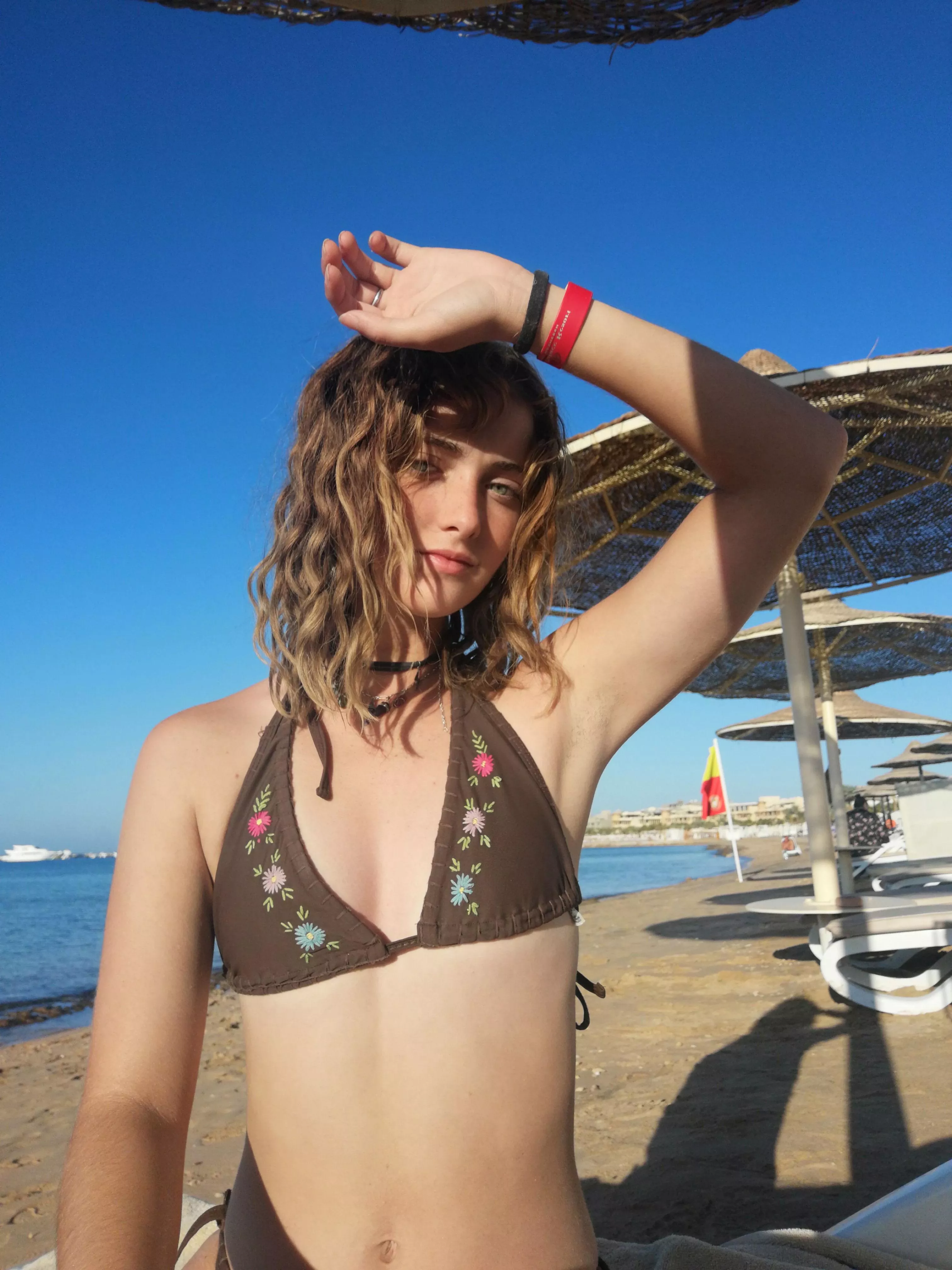 Admire my lovely ribcage. [F18]