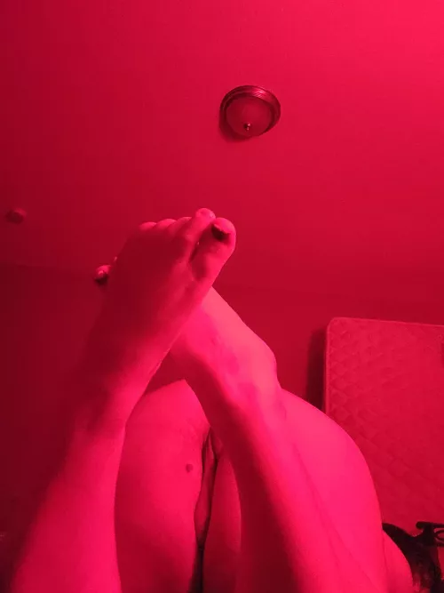 Anyone need a foot job? Cuz I need cum on my ass