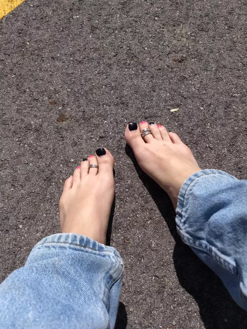 Barefoot in jeans okay?