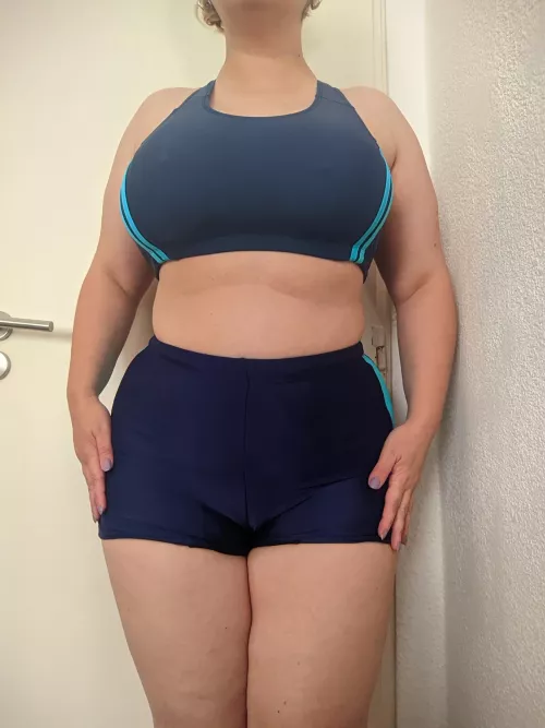 Curvilicious chubby body that would love to have you as a chair tonight 