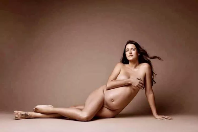 Naked pregnant woman looks perfect 🤩💥