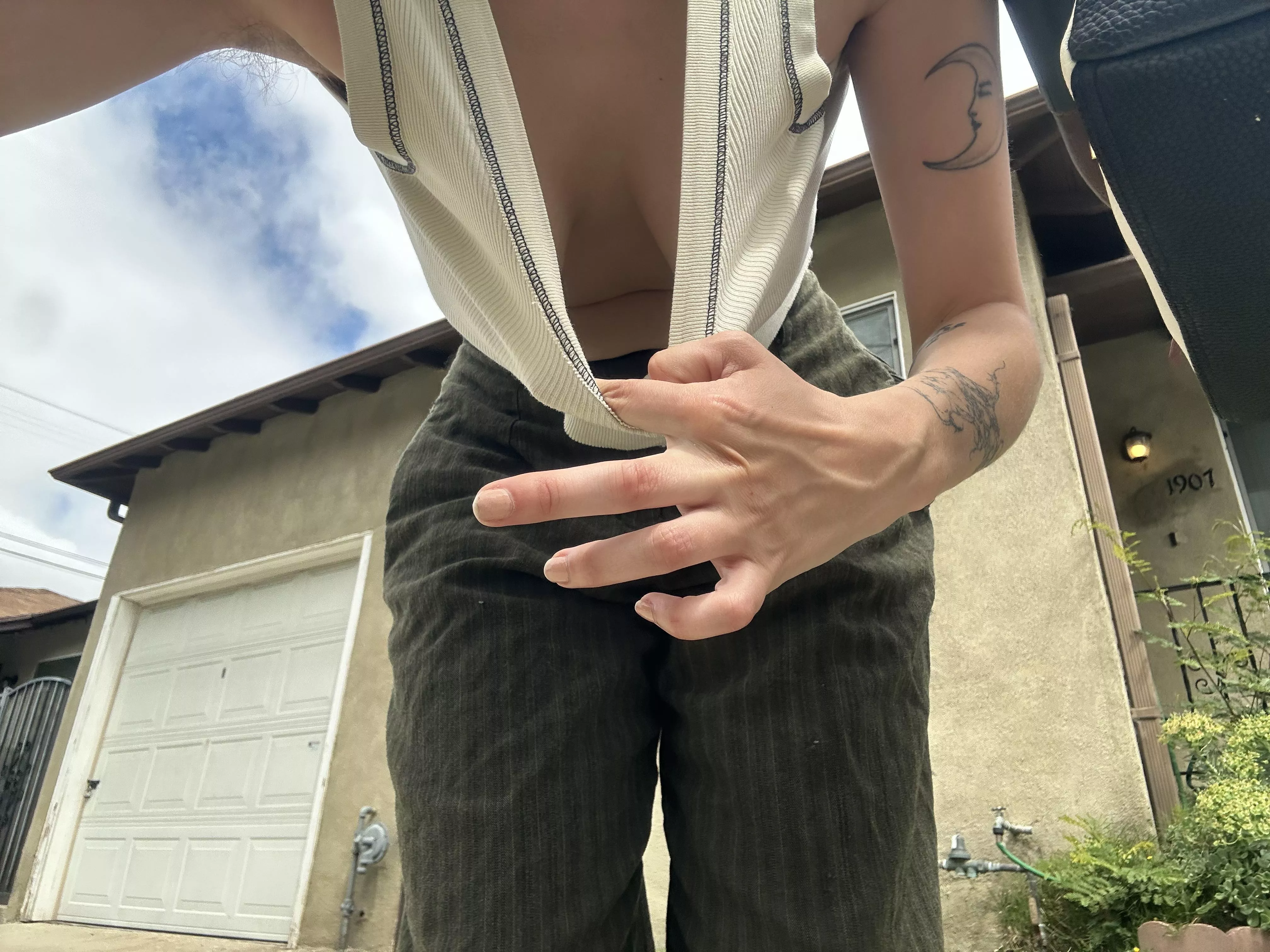 quick down blouse as I stroll around the neighborhood 😘