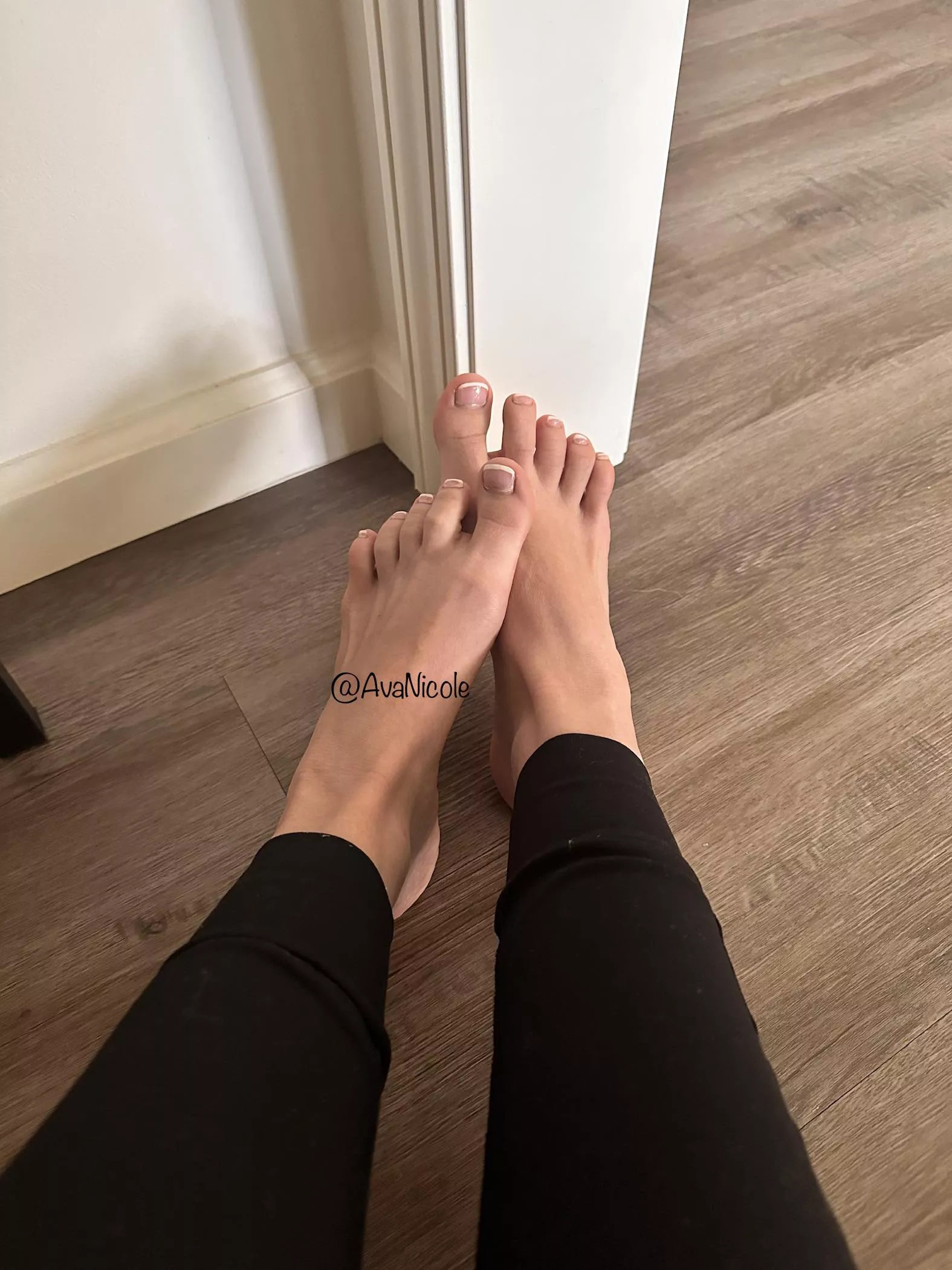 Some beautiful feet to start your Friday 