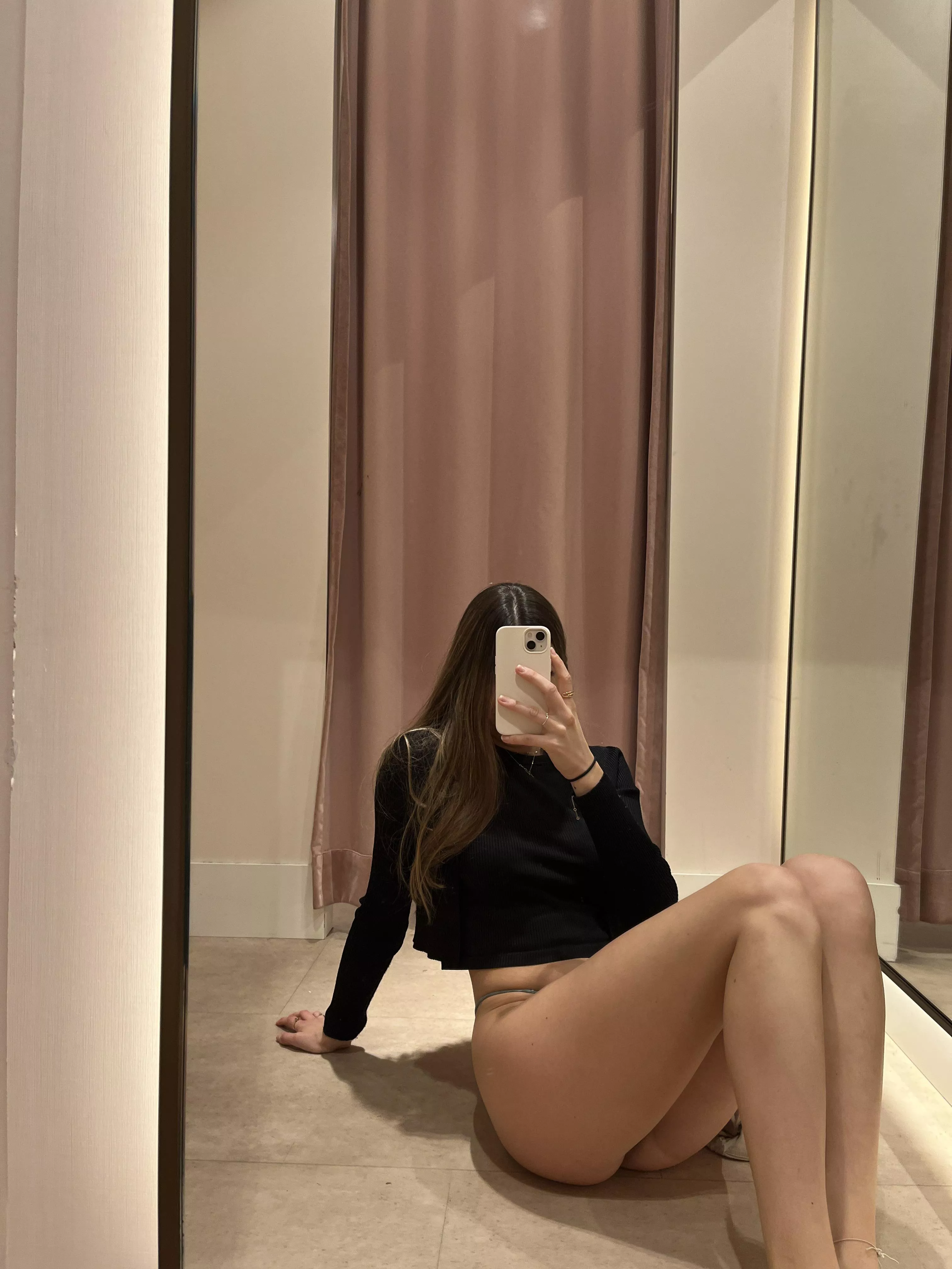 The lighting in the changing room makes me wanna take pictures like this