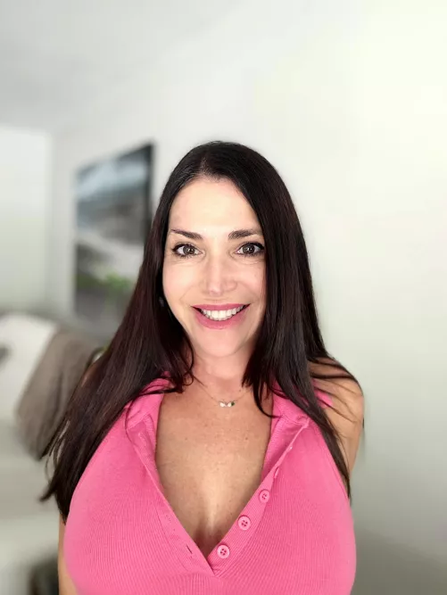 Brunettes where pink better