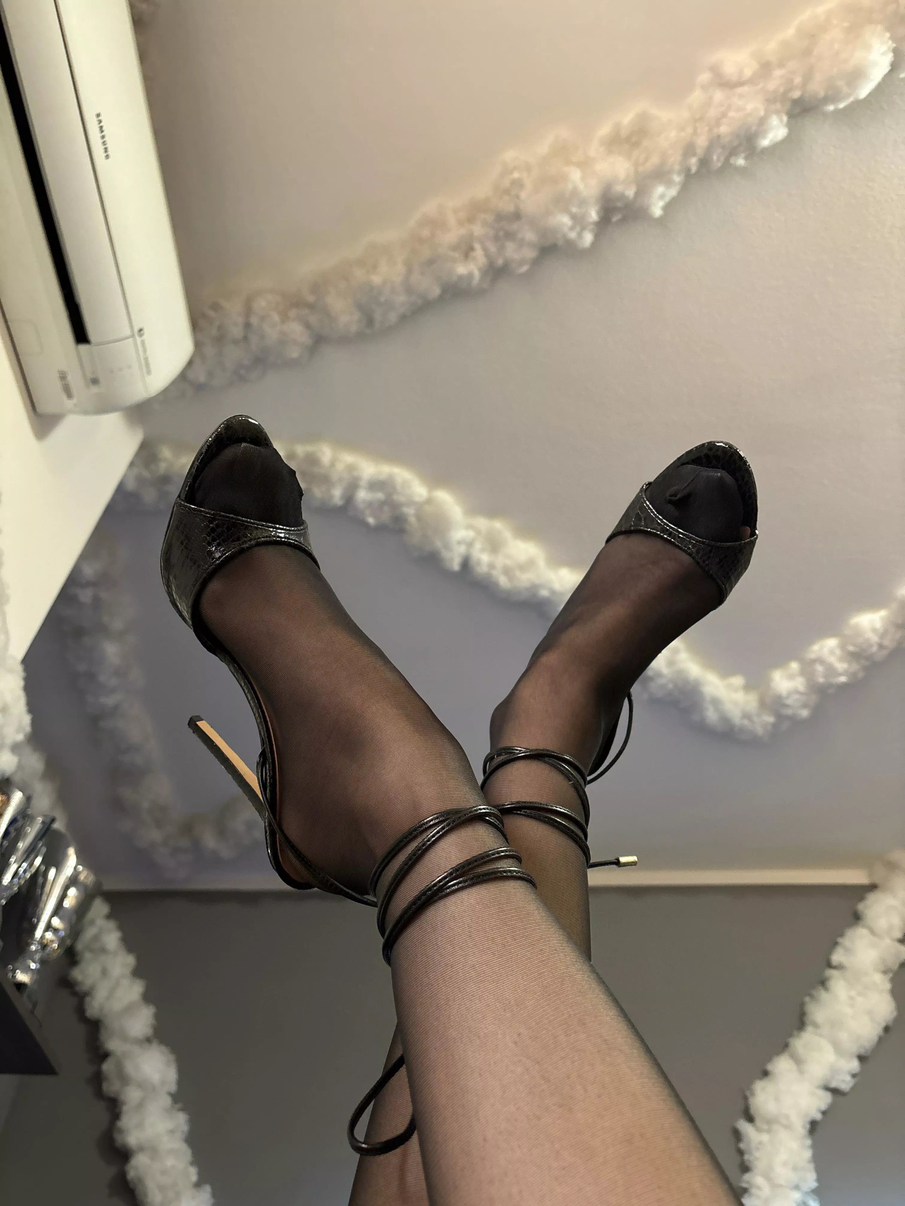 collant under high heels, yes or no? [F]