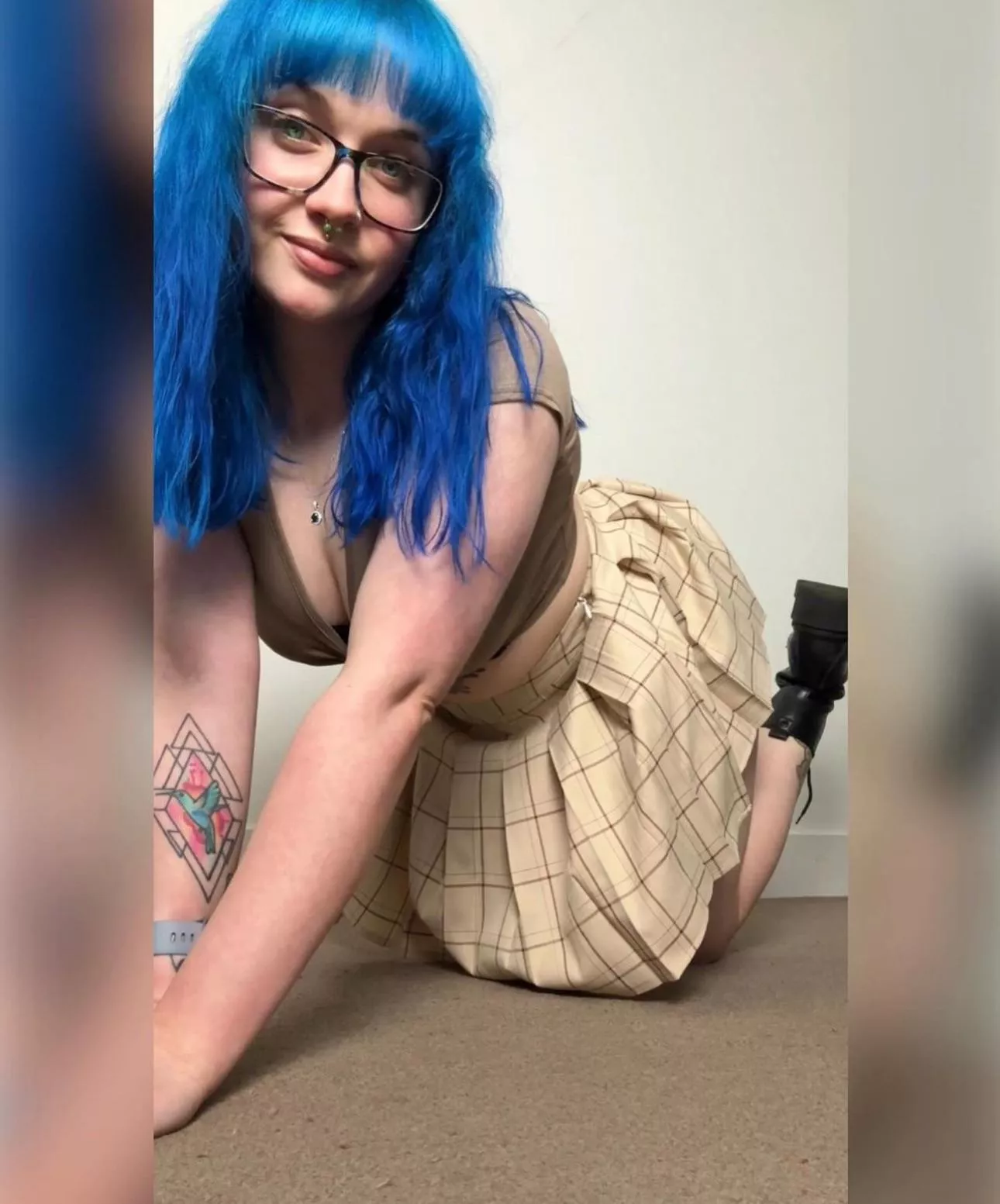 damnnn.. she’s got them big bo… boots 🥾 😌