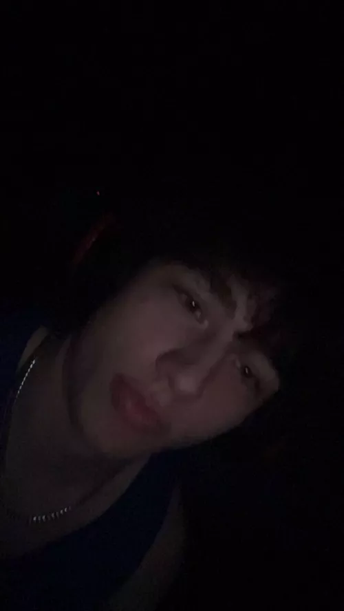 horny fresh 18 year old gym bro hmu if u wanna see more ;) 💵