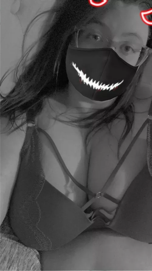 In bed waiting 💋🖤