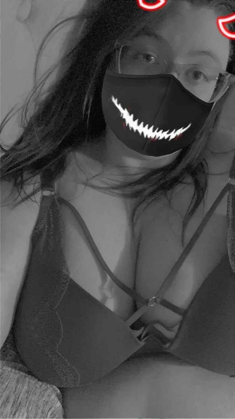 In bed waiting 💋🖤