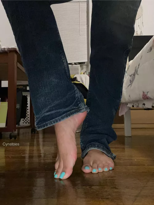 Just got home from a night out, can you massage my feet 🥹