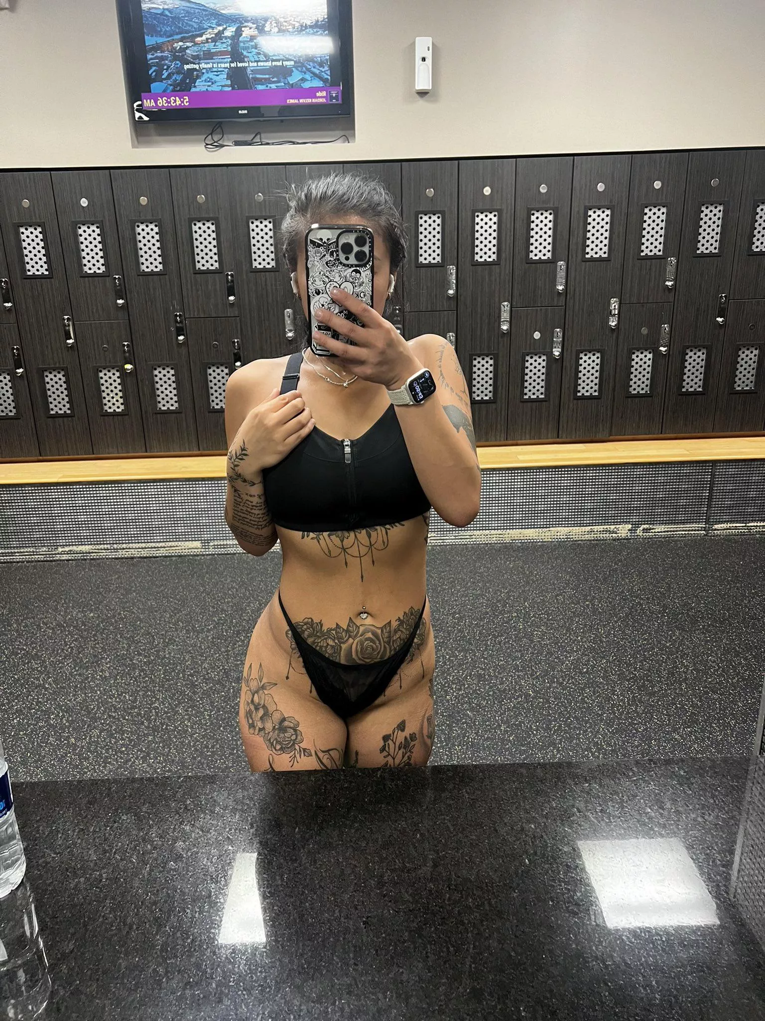 Who wants to fuck me in the locker rooms? 🤭😭 (f)