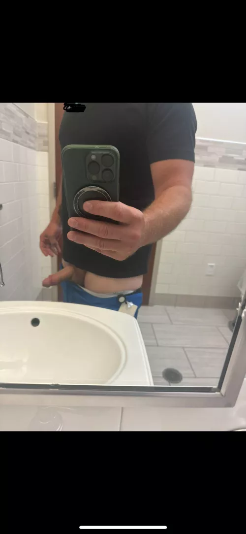 [41] Dads can take bathroom work selfies too ;)