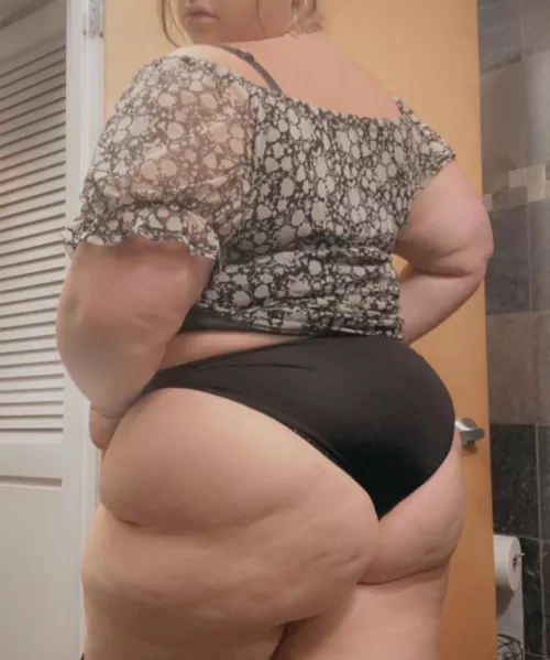 Booty and brains.. approach accordingly 💋