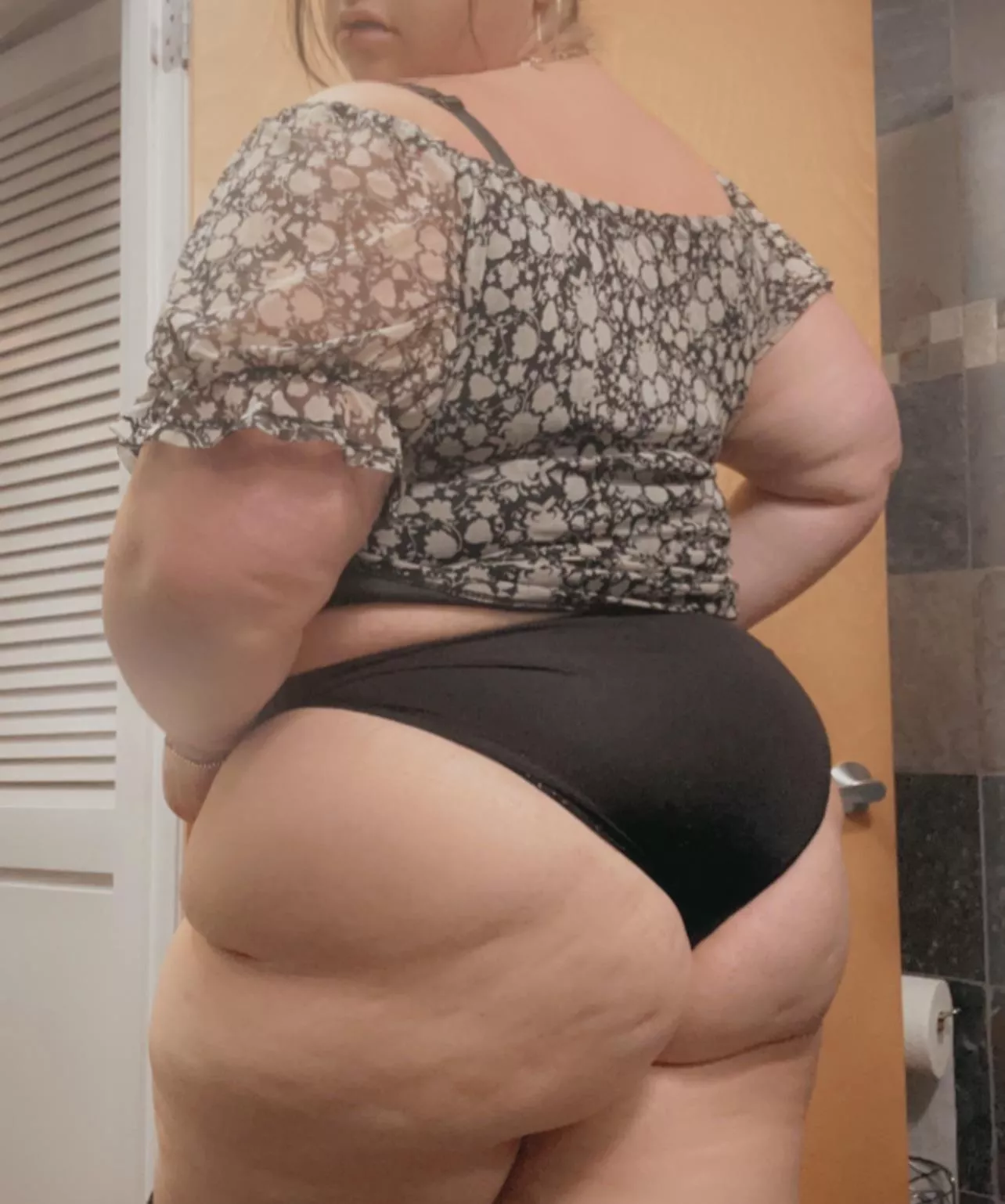 Booty and brains.. approach accordingly 💋