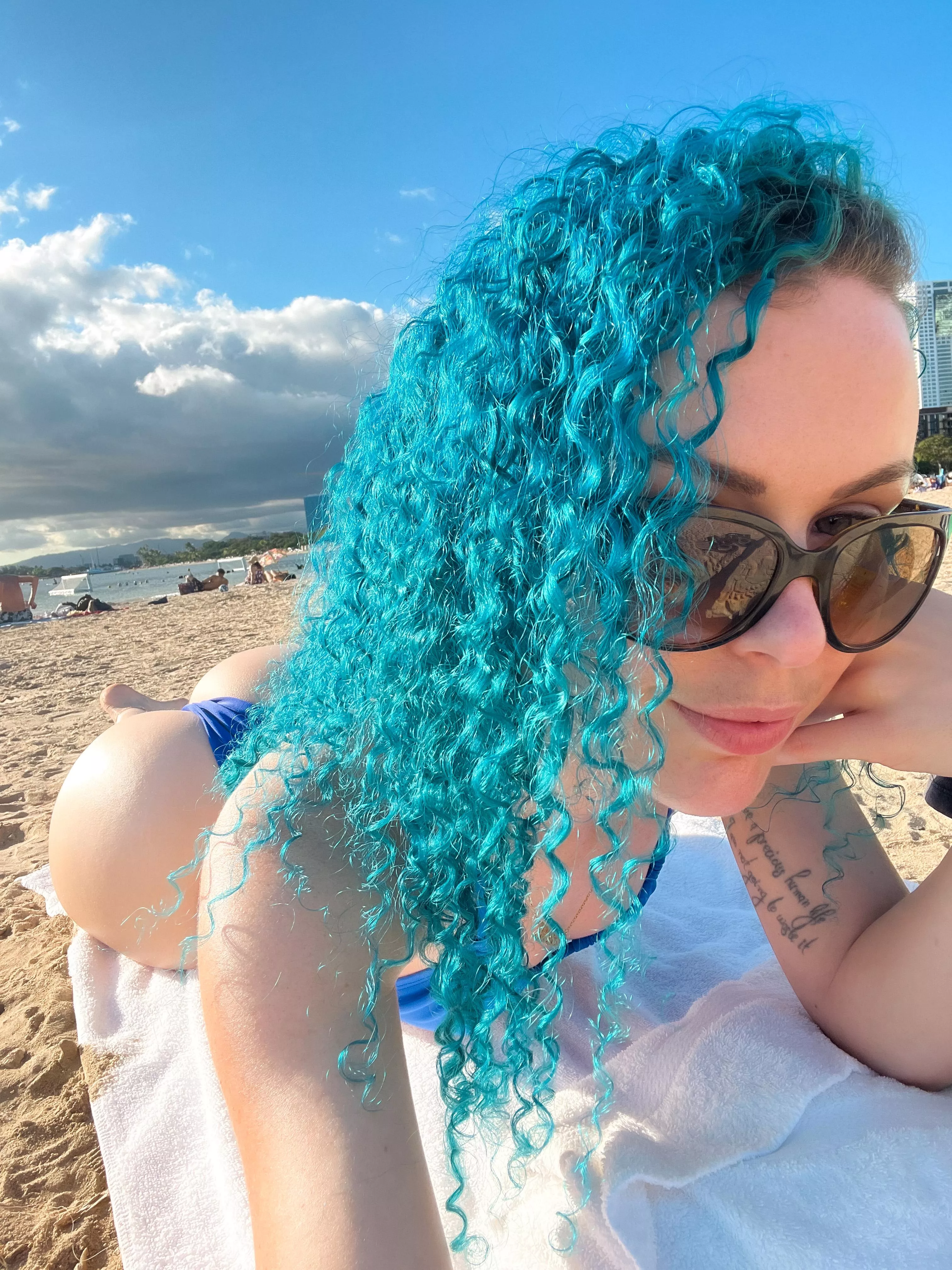 Does my hair colour fit my booty?