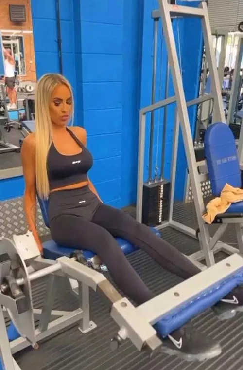 Flirty gym chick, will you approach. [F]