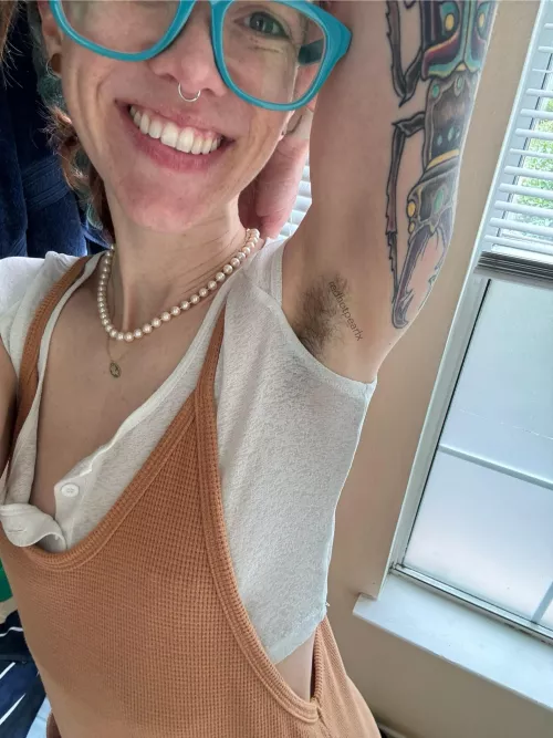 hairy women are SO sexy 😎