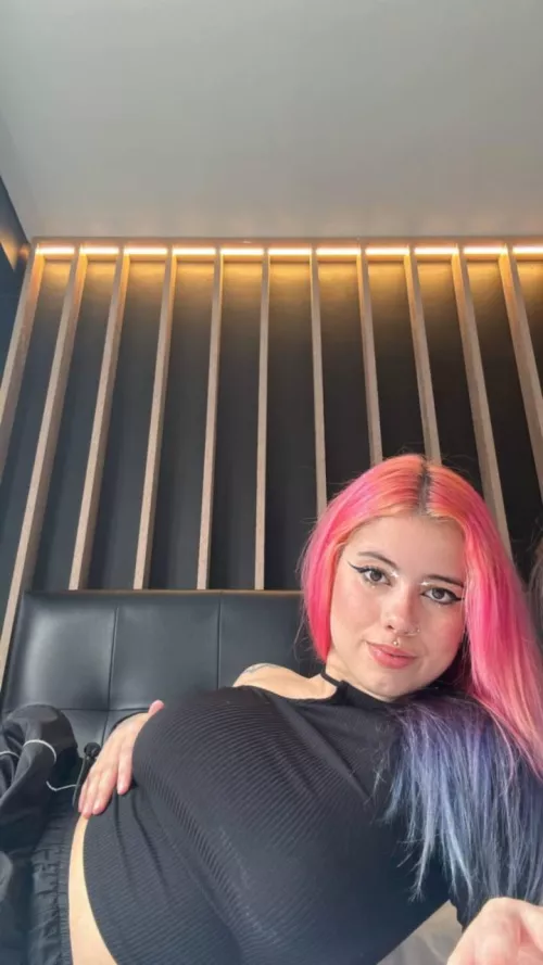 I think this pink hair really suits me