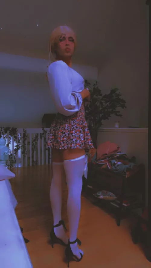 i was born to wear pretty skirts and heels 🥰