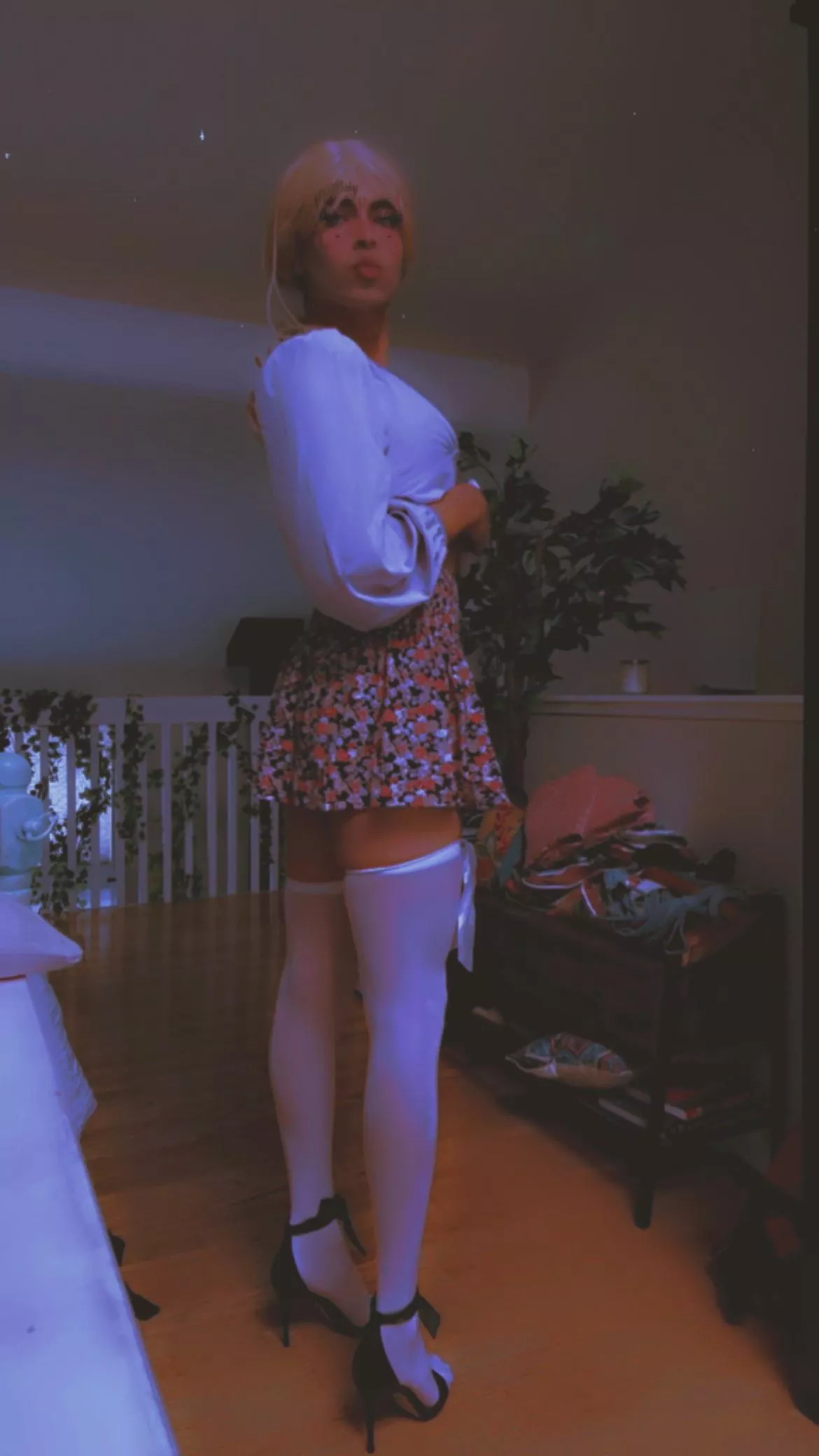 i was born to wear pretty skirts and heels 🥰