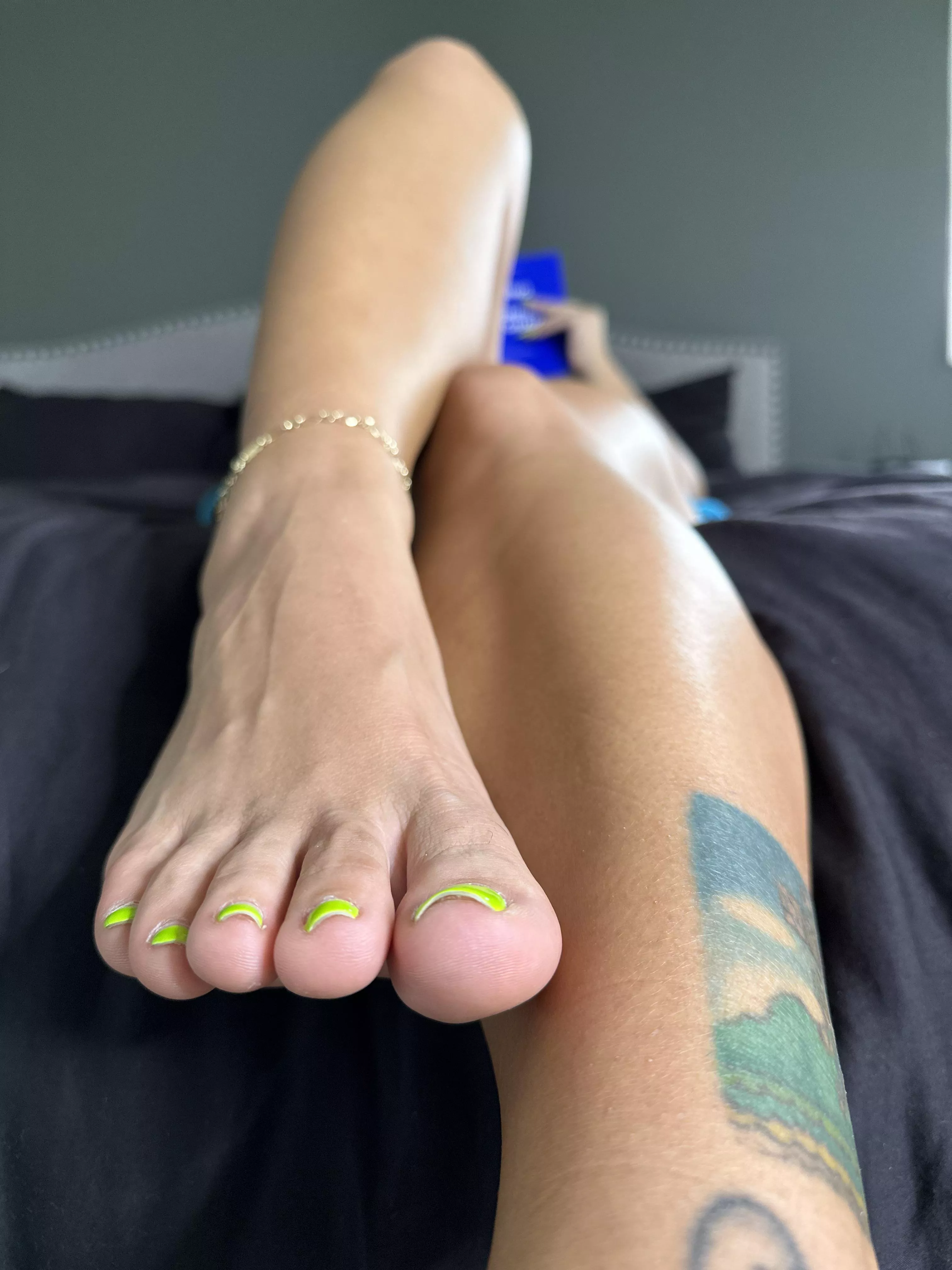 I would love to feel your tongue between my toes