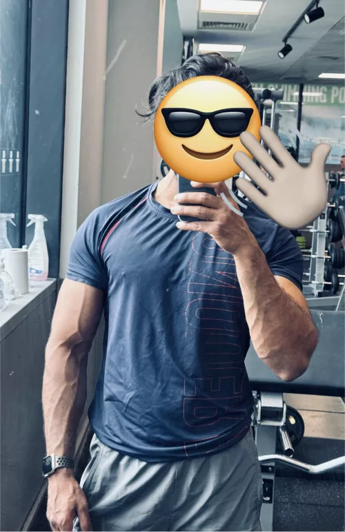 Let me choke you with those strong veiny arms!!