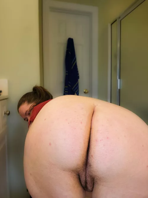 Let's see if your tongue can keep up with this pussy.