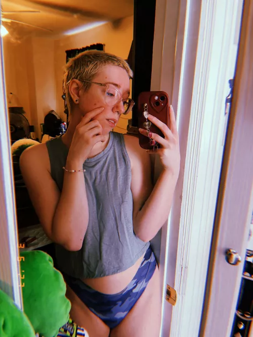 Looking at old pics n now I wanna cut my hair again 😭