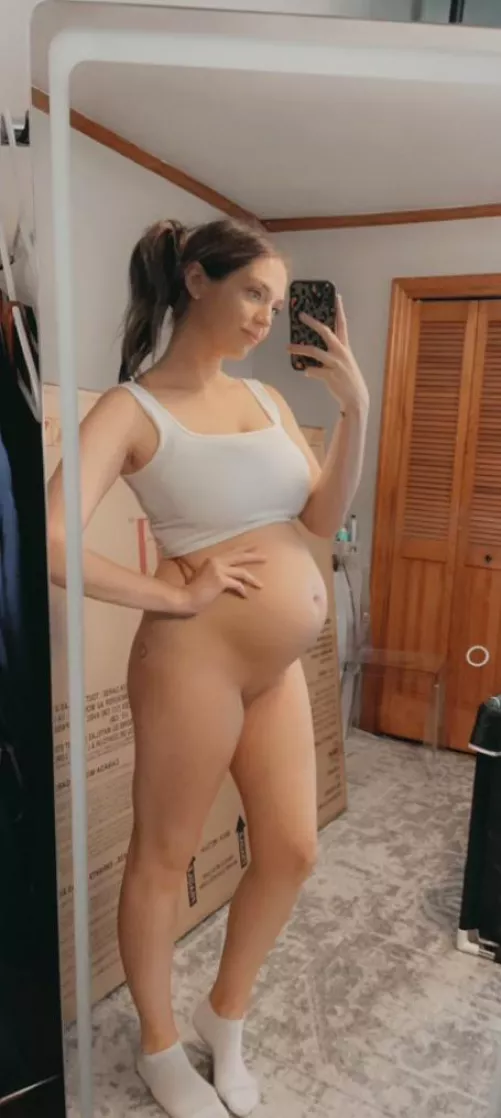 Pregnant mirror selfie go really show my belly 