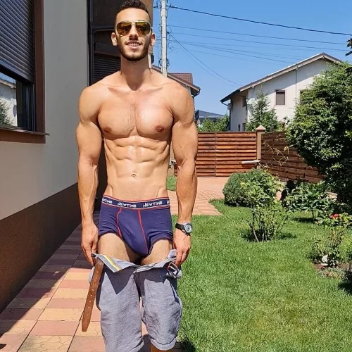 Smile, Muscles or 🍆 ?