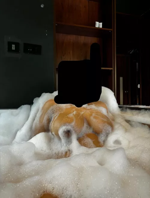 Some bath tub action for summer. Any single girl or couples care to join?