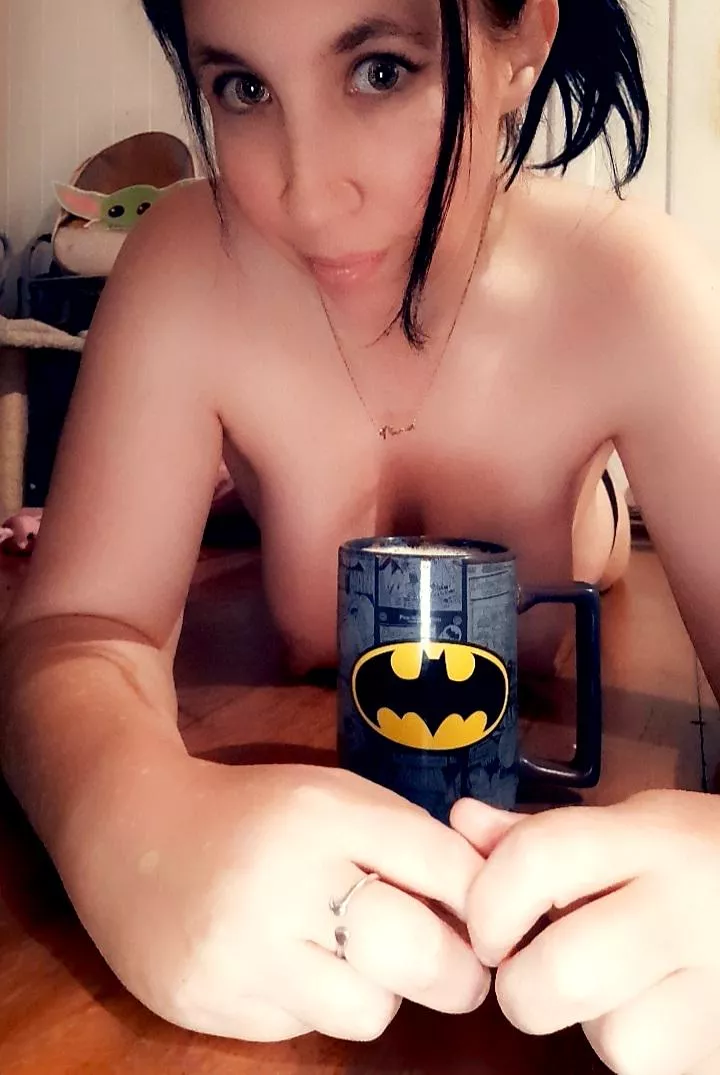 Sundays are made for laying around. Although some company would be nice 😉