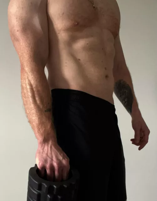 The weather is 💩 so screw the gym, I'm working out at home! 😅