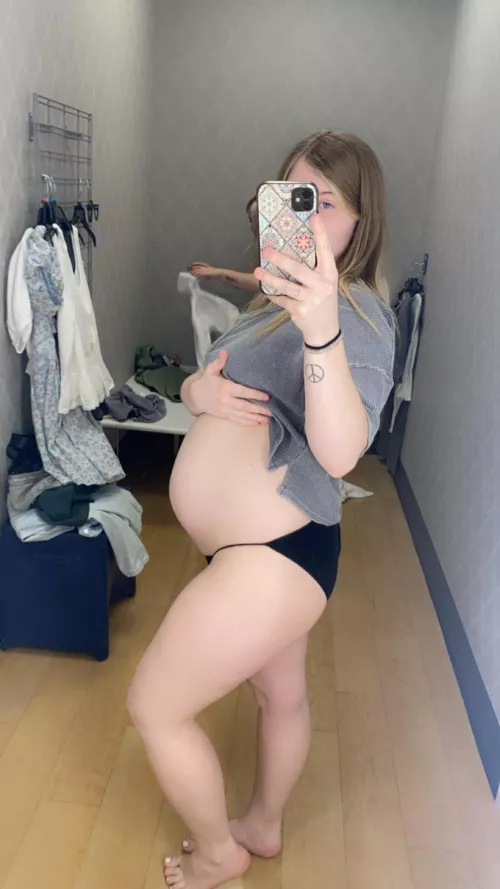 who wanna buy my prego nudes 🥰😏