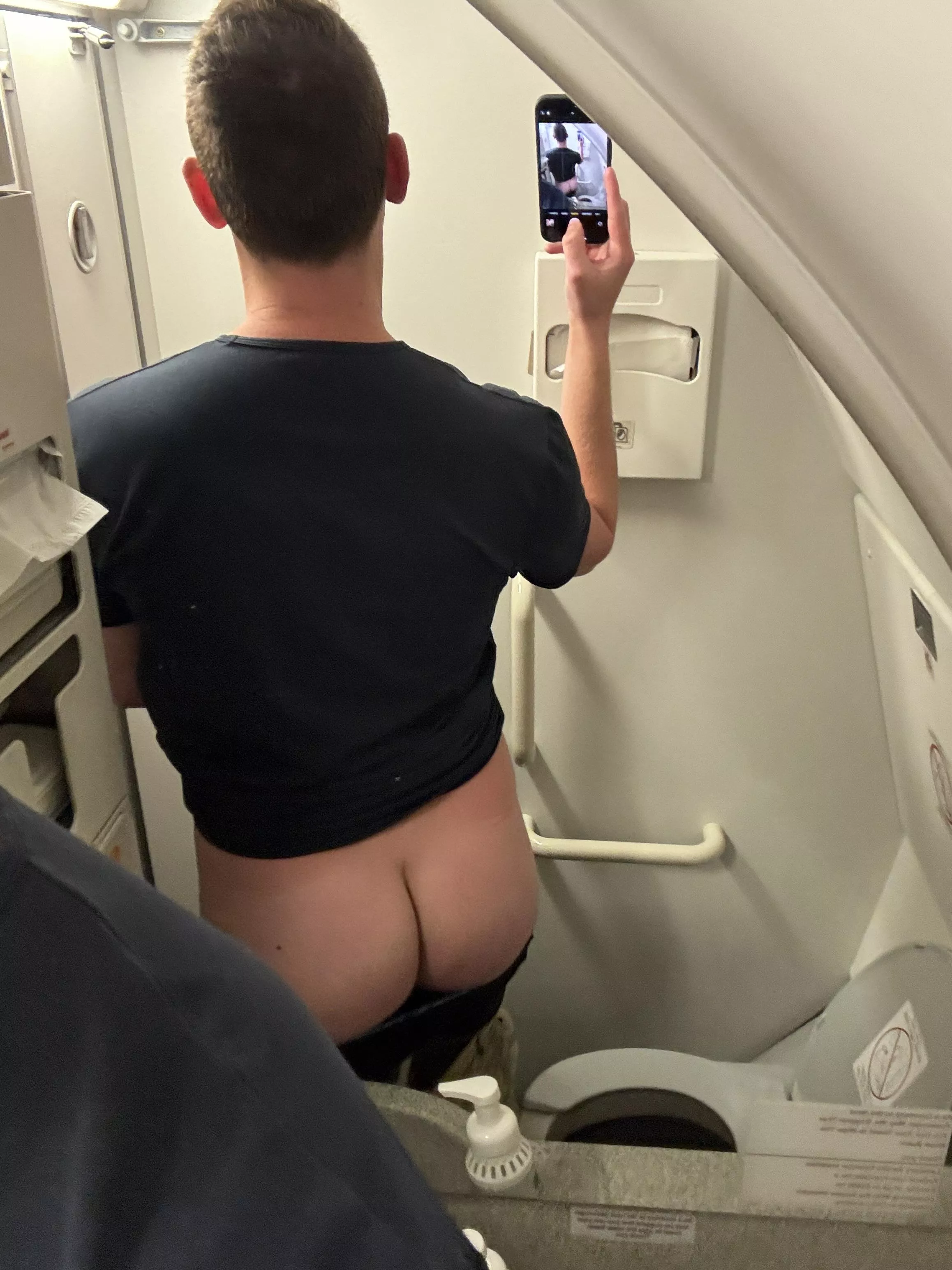 Wish I had a top bro into risky public 😈