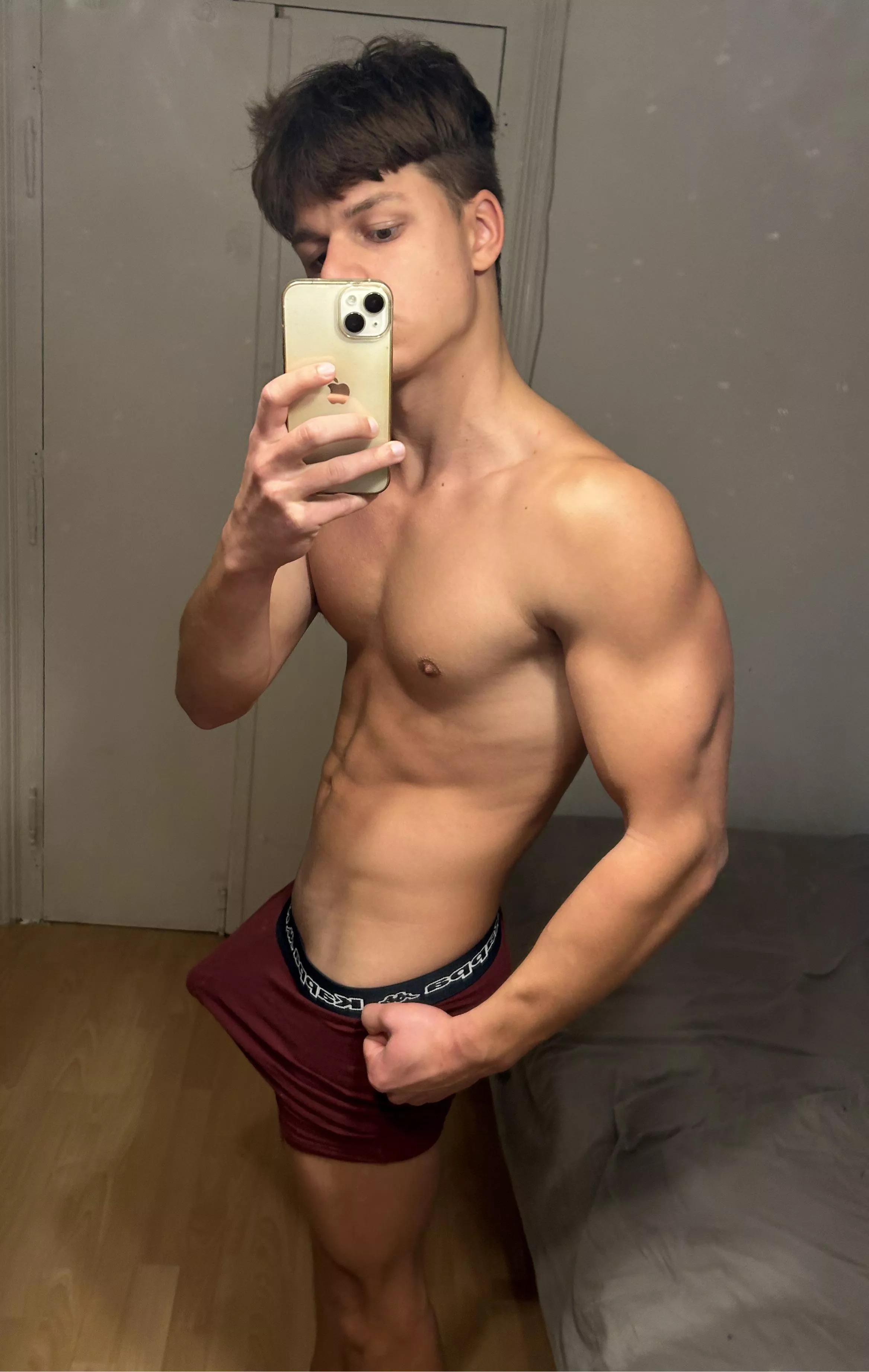 (19)Do you like my red undies?