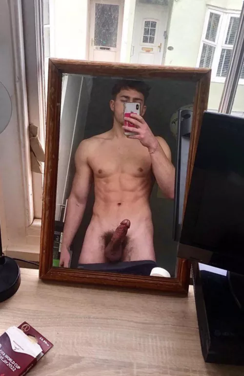 20m Deep voice irish accent, 8.5 inch cock and ripped abs. Looking for a smooth femboy with thigh highs, be around my age. SC is dylaa03