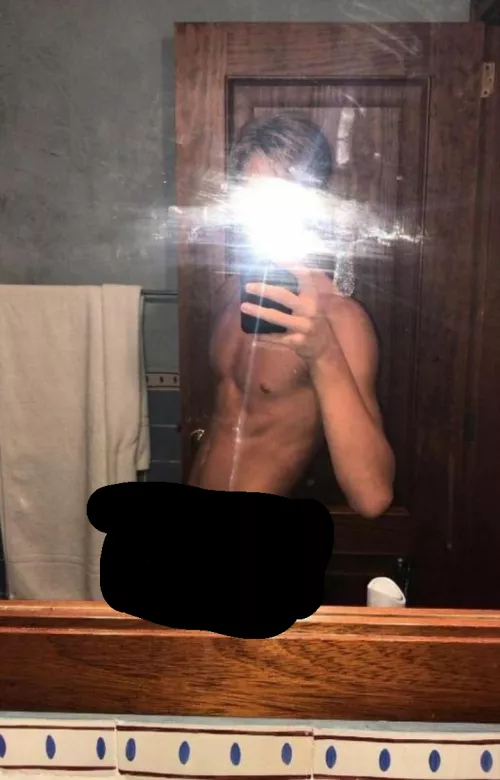 21 hung brit dom looking for fit sub guys. DM me. Be ready to be told what to do. Under 28 only.