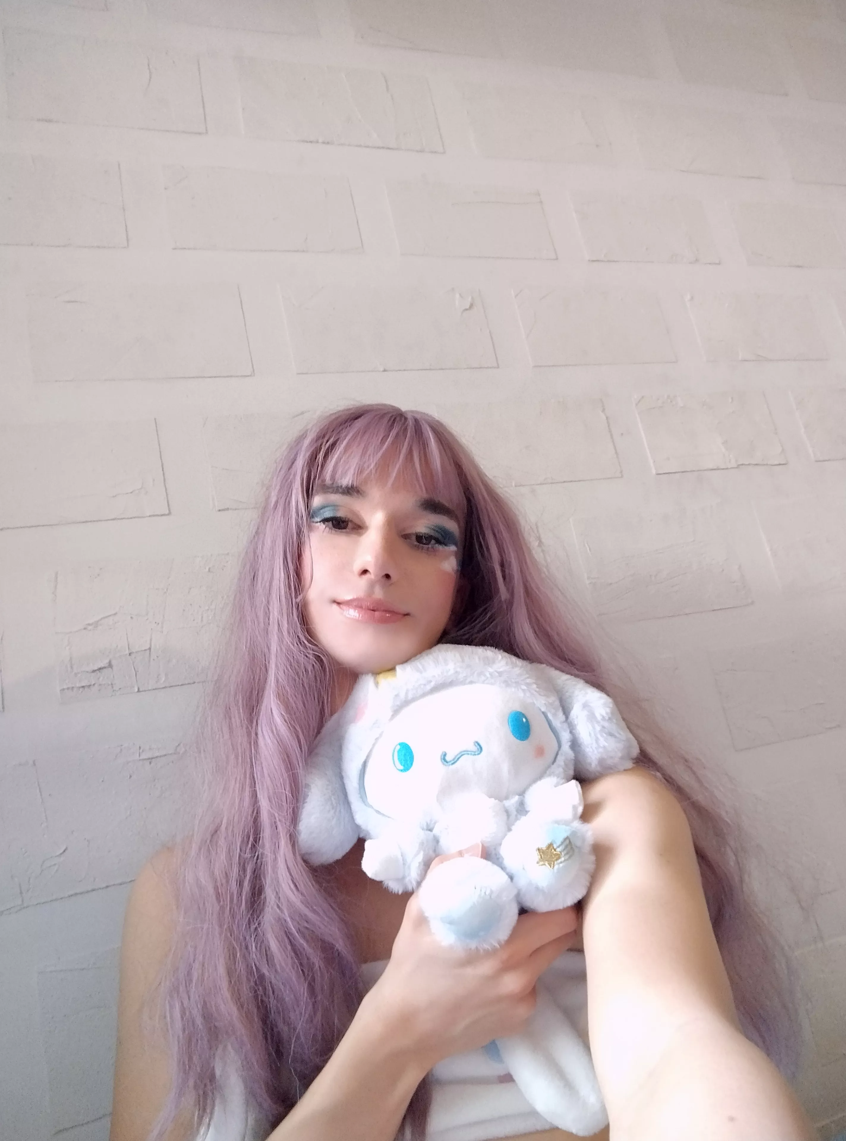 anyone wanna hug? >w<