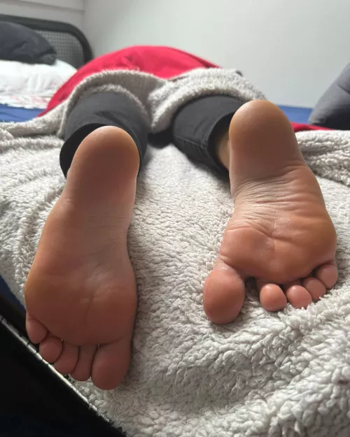 Aw, look at these sweet soles, just waiting to be admired 😍 What would you do to wake them up?