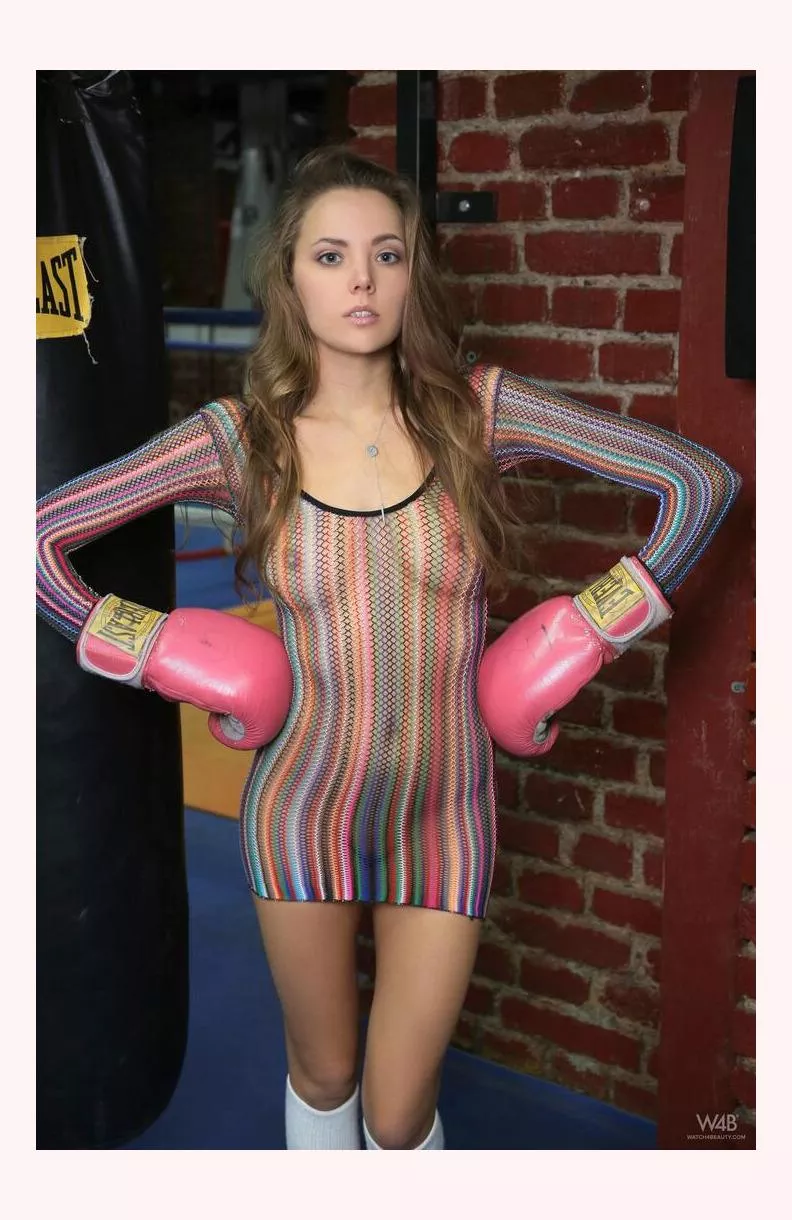 Even the men's world heavyweight champion would end up with two black eyes and a sore jaw after getting easily knocked out by Katya in fhe first round