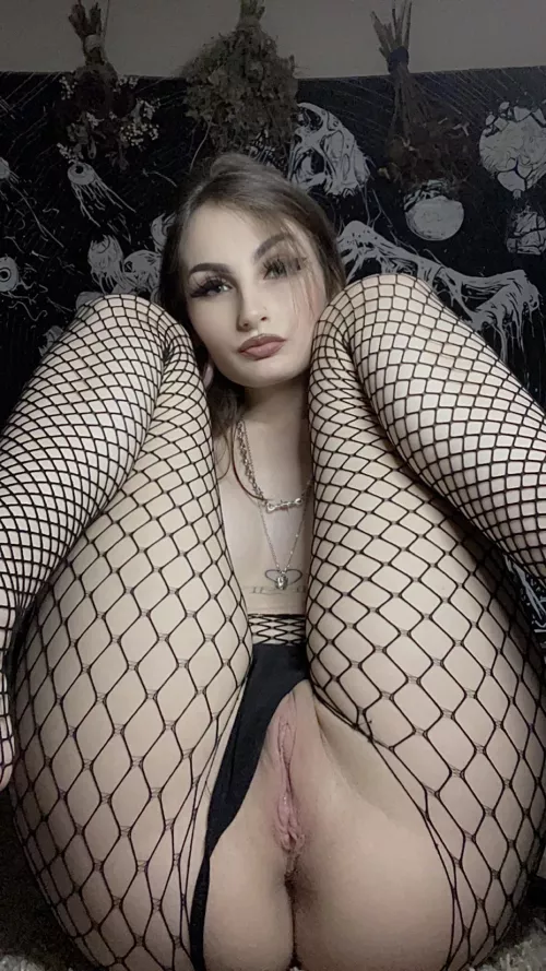 Goth milf at your service 🫡