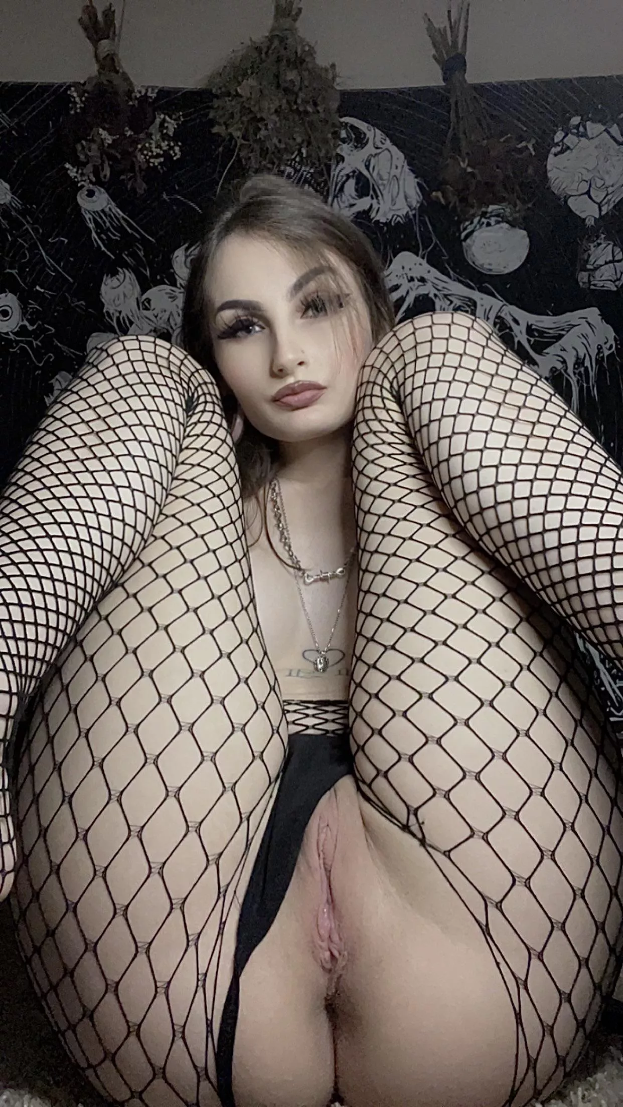 Goth milf at your service 🫡