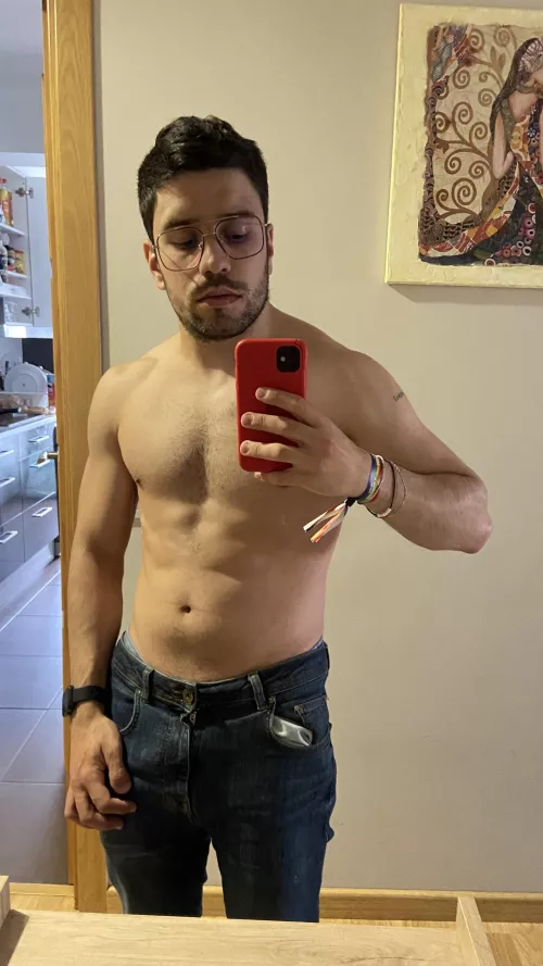 I like the lighting of this mirror.