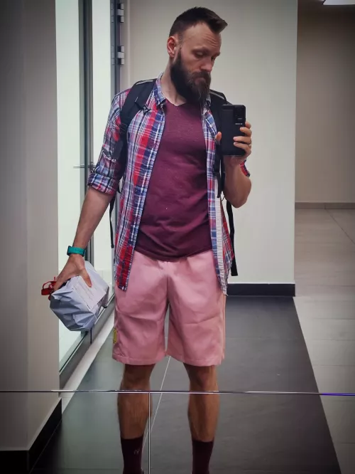 I like to wear pink 🩷. The briefs are also pink if you wondered 🤭