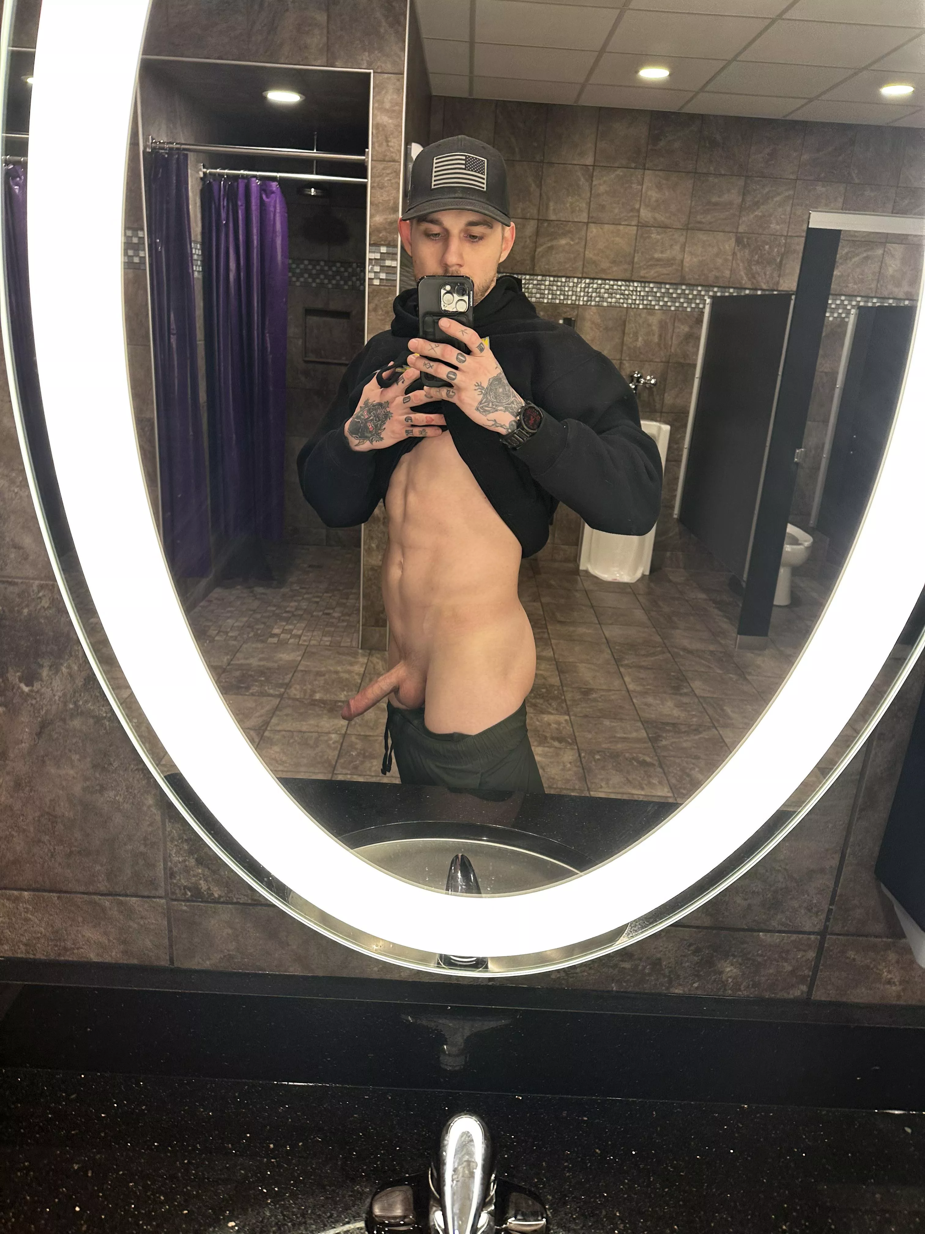 Just a little late night public gym pic ;o