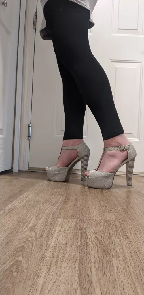 Leggings and heels are my favorite combo 