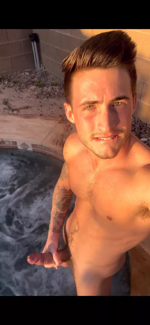 Hot tub anyone? 😋