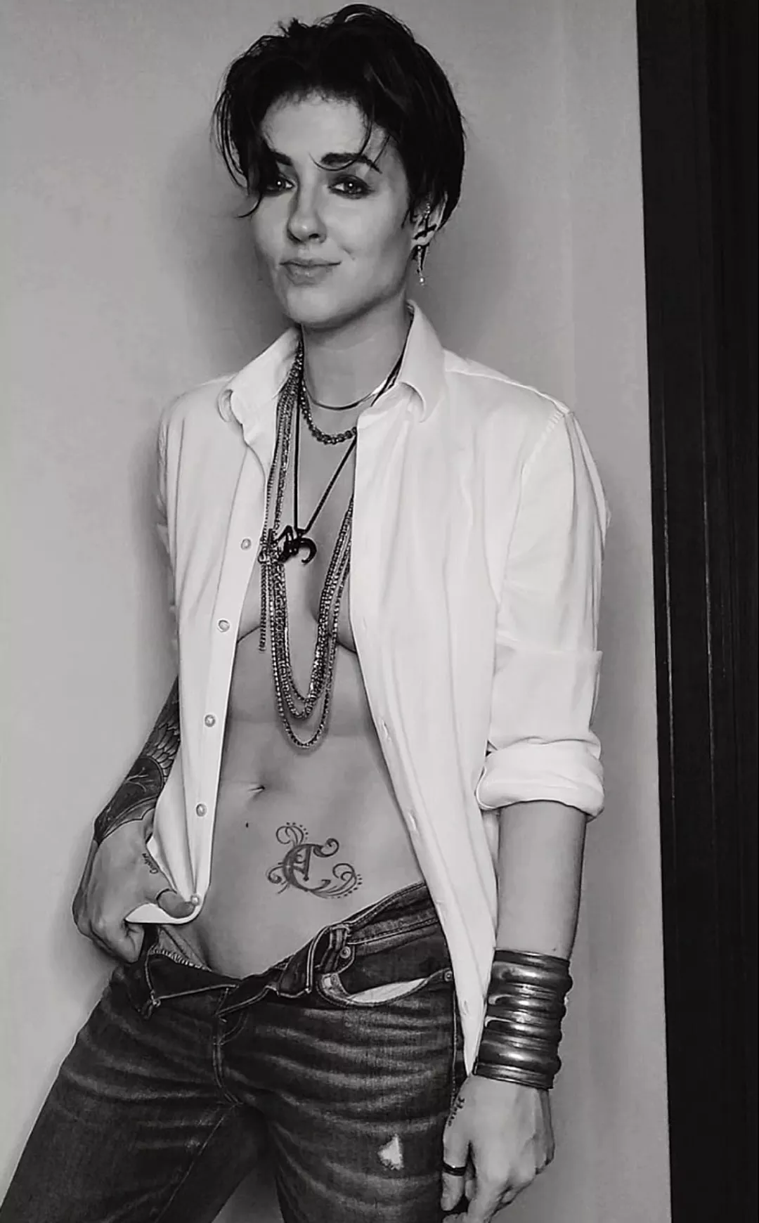 I actually go out to clubs with my pants undone 😜 